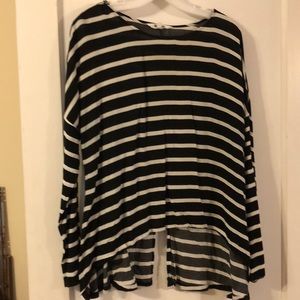 Black/white slit back shirt